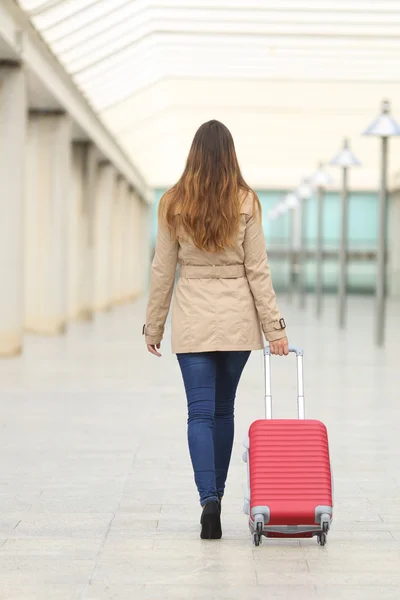 Femme touristique marchant portant une valise dans un aéroport — Photo