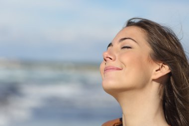 Sahilde temiz hava nefes bir kadın closeup