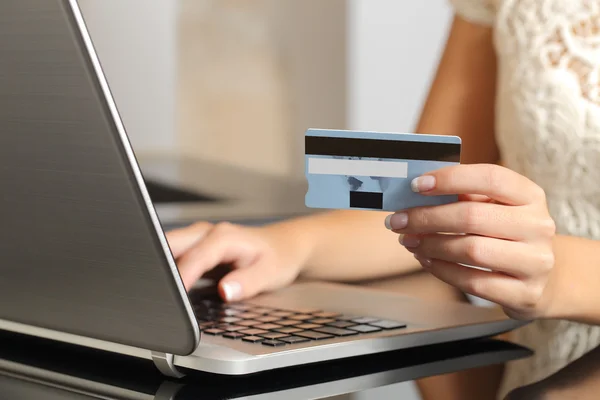 Γυναίκα που αγοράζουν σε απευθείας σύνδεση με μια πιστωτική κάρτα ηλεκτρονικού εμπορίου — Φωτογραφία Αρχείου