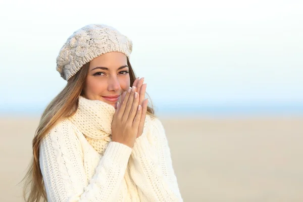 Mujer cálidamente vestida en invierno en la playa — Foto de Stock