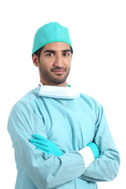 Arap cerrah ciddi doktor katlanmış silah ile ayakta poz