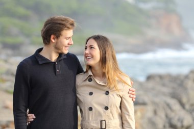 Sahilde yürüyüşe Çift