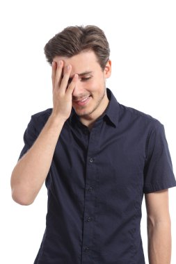 Utanç adam yüzünü bir el ile kapsayan gülümseyen