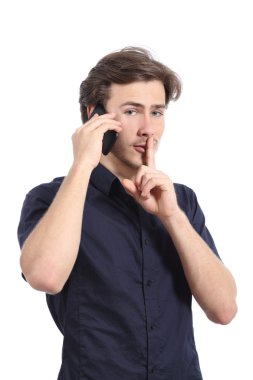 Dudaklarında parmak ile sessizlik soran adam telefonla arıyor
