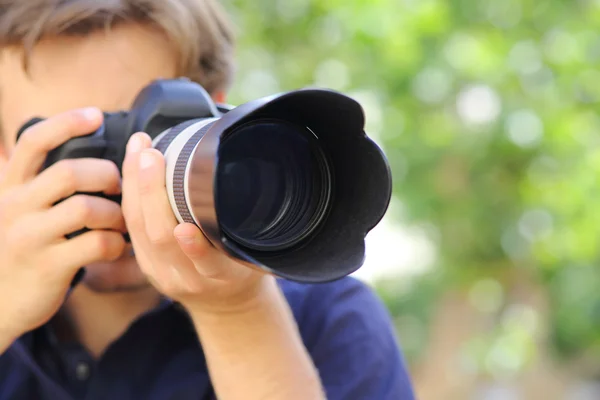 Bir dslr kamera ile bir fotoğrafçı yakın çekim — Stok fotoğraf