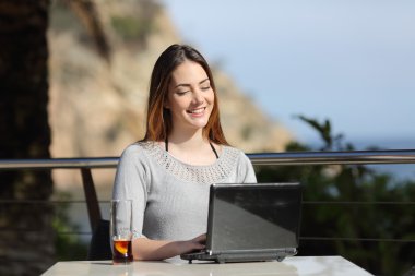 Mutlu kadın onu laptop bir otel teras ile çalışma