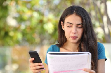 Yana doğru hareket eden telefon öğrenimleri sırasında genç öğrenci kız