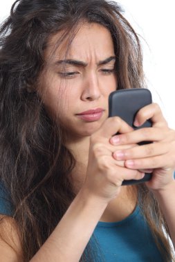Telefonda kötü bir gün geçirdiğini tousled saçlı kız üzgün