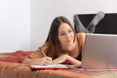 Onun odasına bir dizüstü bilgisayar ile genç öğrenci