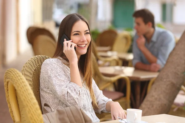 식당에 전화 하는 행복 한 여자 — 스톡 사진