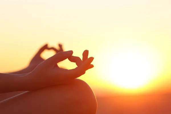Frauenhände beim Yoga bei Sonnenuntergang — Stockfoto