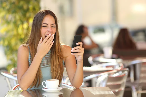 Vrouw gapende tijdje werkt bij het ontbijt in een restaurant — Stockfoto