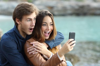 Bir akıllı telefon tatil günlerinde izlerken şok Çift