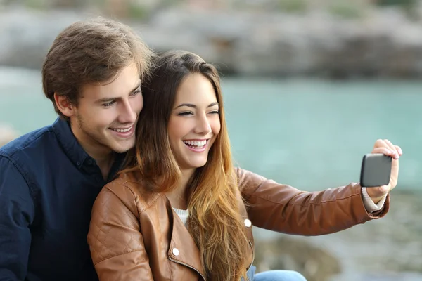 Casal assistindo vídeos em um telefone inteligente — Fotografia de Stock