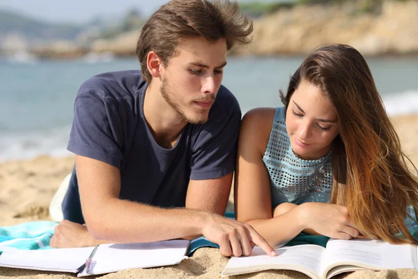 Étudiants adolescents en couple ou entre amis étudiant sur la plage — Photo