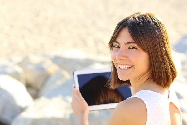 Frau benutzt Tablet und blickt auf Kamera — Stockfoto