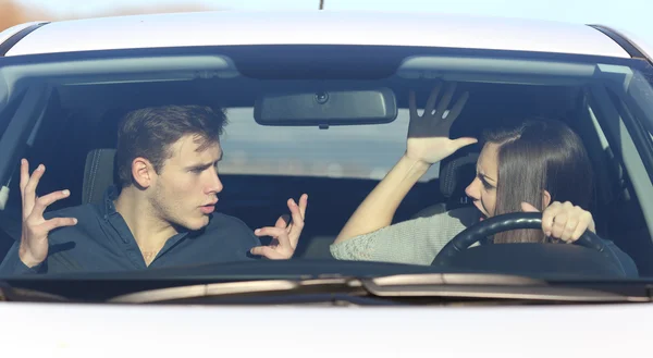 Casal discutindo enquanto ela está dirigindo um carro — Fotografia de Stock
