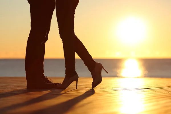 Couple jambes tombant amoureux étreignant au coucher du soleil — Photo