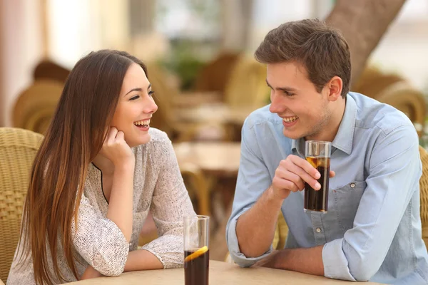 Pareja o amigos hablando en un restaurante — Foto de Stock