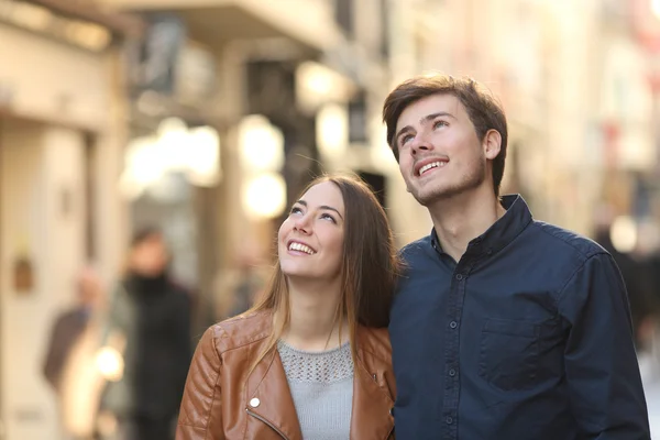 Casal olhando acima na rua de uma cidade — Fotografia de Stock