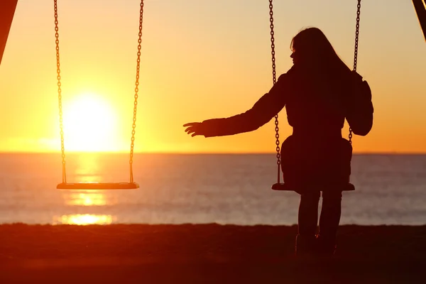 Enkele of gescheiden vrouw alleen ontbreekt een vriendje — Stockfoto