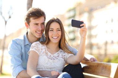 Bir selfie bir parkta bir akıllı telefon ile çekim Çift