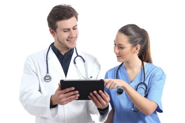 Doktor ve hemşire öğrencisi bir tablet ile çalışma