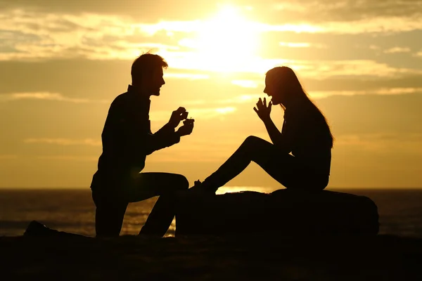 Proposta na praia com um homem pedindo em casamento ao pôr do sol — Fotografia de Stock