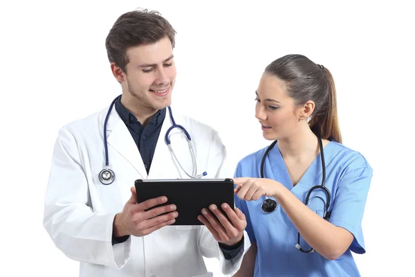 Doktorand und Krankenschwester arbeiten mit Tablet — Stockfoto