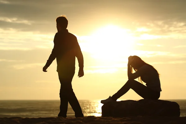 Een paar silhouetten die een relatie verbreken Stockfoto