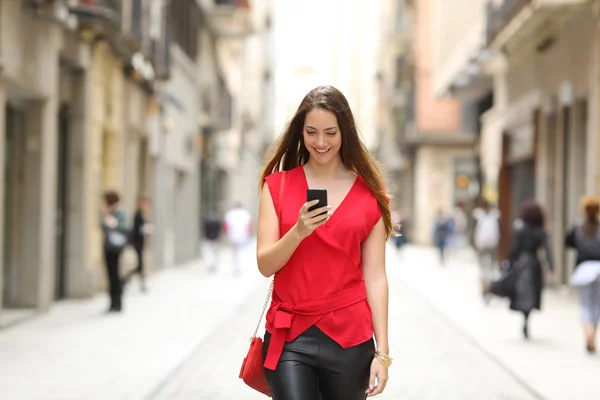 Kobieta moda spaceru i przy pomocy pewien silny telefon — Zdjęcie stockowe