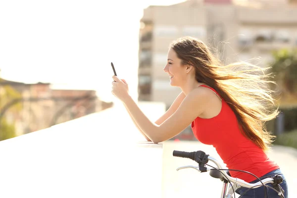 Profilul unei adolescente folosind un telefon mobil într-un parc — Fotografie, imagine de stoc