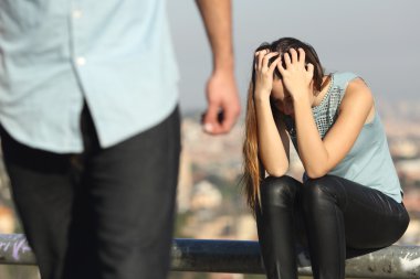 Kötü adam ve üzgün kız arkadaşı ile bir çift ayrılık