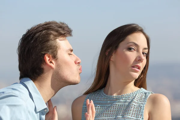 Concepto de zona de amigo con mujer rechazando al hombre —  Fotos de Stock