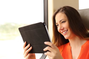 Yolcu kadın tablet veya ebook bir tren okuma