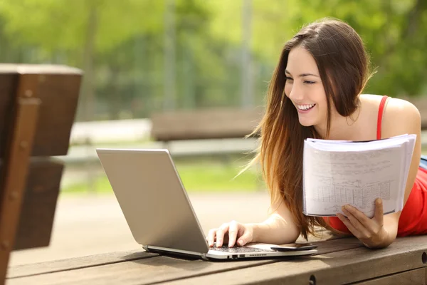 Aprendizagem estudantil com um laptop em um campus universitário — Fotografia de Stock