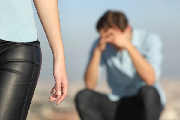 Upplösningen av ett par och en ledsen man i bakgrunden — Stockfoto