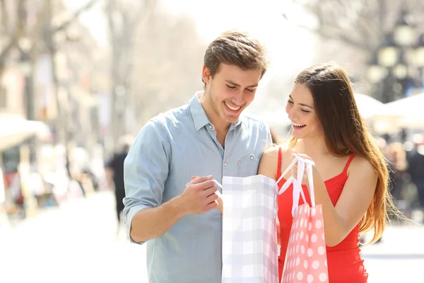 Paar kauft ein und hält Taschen auf der Straße — Stockfoto