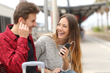 Mutlu çiftimiz tatil günlerinde müzik paylaşımı yolcuları
