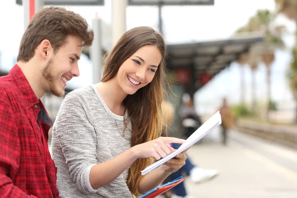 Studentenpaar studiert in einem Bahnhof — Stockfoto