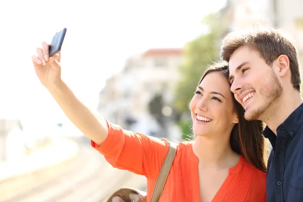 Touristenpaar fotografiert ein Selfie — Stockfoto
