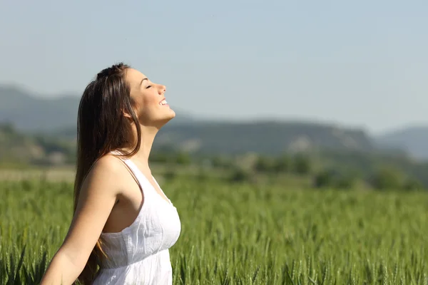 Kız beyaz elbise ile taze hava nefes