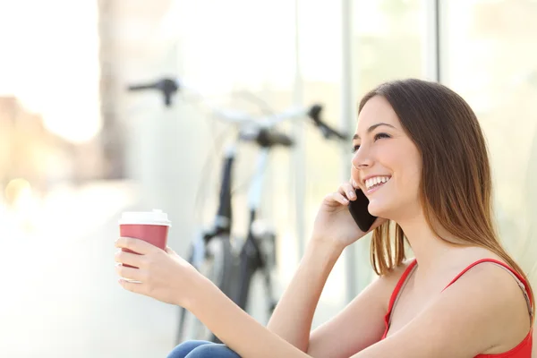 Chica llamando en el teléfono móvil y beber café —  Fotos de Stock