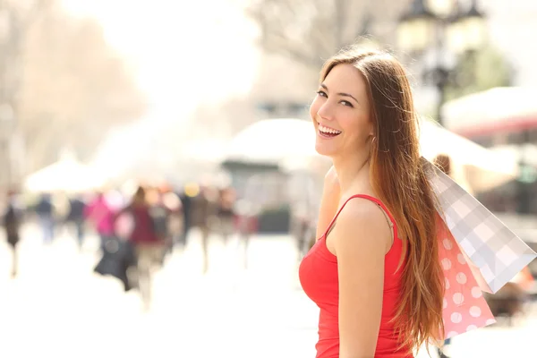 Compradora mujer de compras en la calle en verano — Foto de Stock