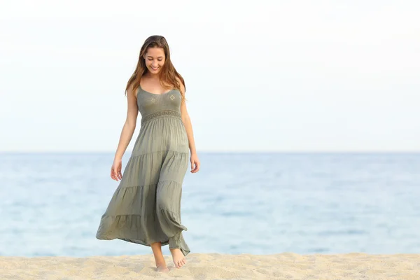 Chica soñadora cándida caminando sobre la arena de la playa — Foto de Stock