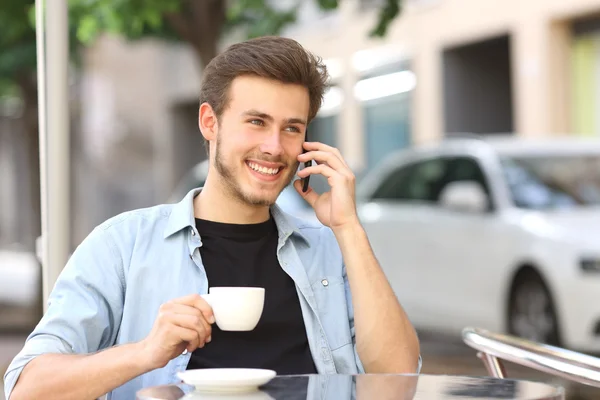 Hombre hablando por teléfono móvil en una cafetería — Foto de Stock