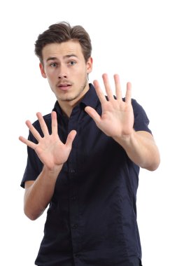 Savunmadaki korkmuş adam el kol hareketi yapıyor.