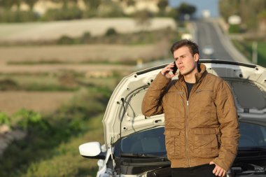 Yol yardımı arıza arabası için arama adam