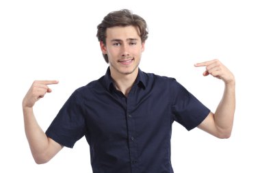 Mutlu yakışıklı kendini işaret