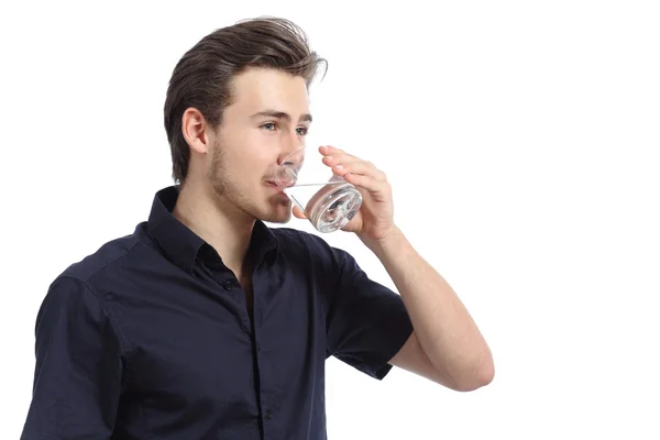 Attraktiver glücklicher Mann, der Wasser aus einem Glas trinkt — Stockfoto